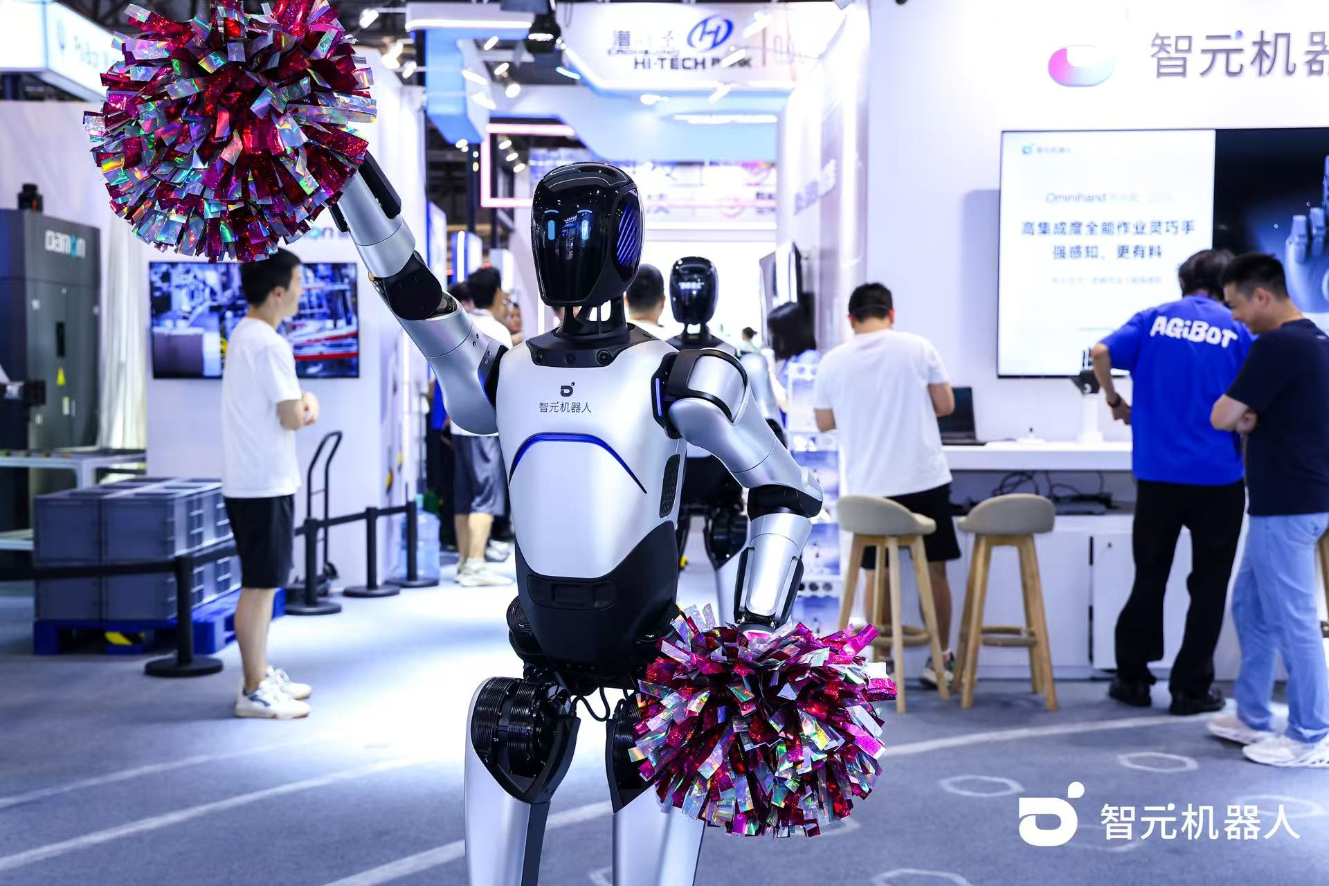 milan.com米兰机器人 WAIC 首日展台火爆，机器人家族集体打工忙不停